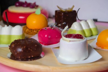 Ayna cilasıyla kaplı mini kremalı tatlı. Modern Avrupa pastası. Fransız mutfağı..