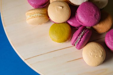 Mavi arka planda makaronlar, bir sürü renkli Fransız kurabiyeleri..