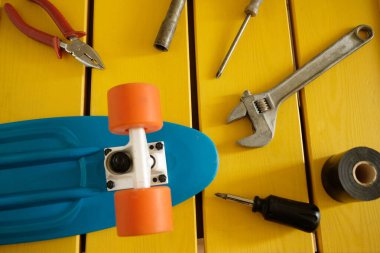 Hizmetteki usta kaykayı tamir ediyor. Genç bir çocuk atölyedeki bir mini kruvazörü tamir edecek. Mini kruvazör.