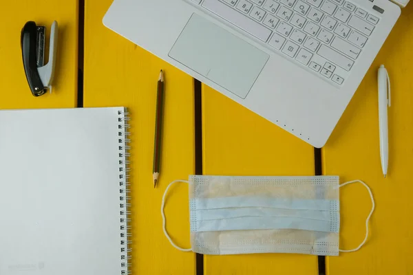 Covid 19 karantinasında, Coronavirus 'ta uzaktan kontrol için çalışma alanı düzleştirildi. Evde maske ve iş yerinde kendini soyutlama.