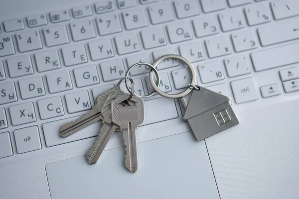 Yeni bir daire al. Adam ve ajan kontrata girer, anahtarları emlakçıya devreder..