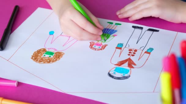 Παιδική Κλήρωση Καραντίνα Ένα Κοριτσάκι Ζωγραφίζει Μια Οικογένεια Ιατρικές Μάσκες — Αρχείο Βίντεο