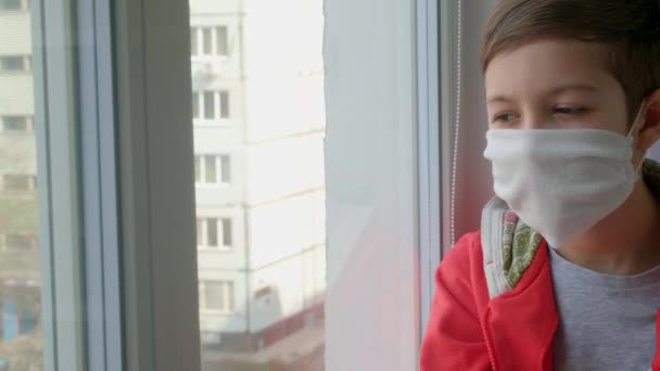 Ragazzo Con Una Maschera Medica Guarda Fuori Dalla Finestra Autoisolamento — Video Stock