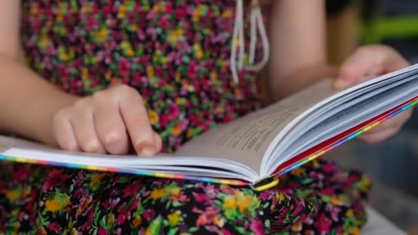 Маленькая Девочка Красочном Платье Читает Книгу Ребенок Учится Читать — стоковое видео