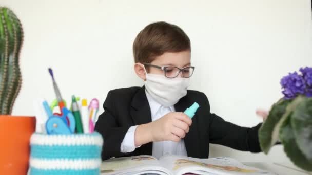 Desinfectante Niño Con Gafas Trata Sus Manos Con Antiséptico Agente — Vídeo de stock