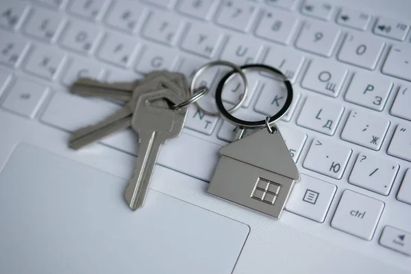 Yeni bir ev alıyorum. Gayrimenkulün anahtarları..