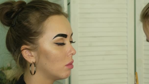 Maître Travaille Avec Les Sourcils Maquillage Des Sourcils Femme Gants — Video