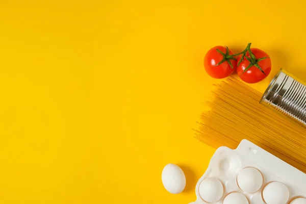 Sarı arka planda yiyecek bağışları. Sosyal yardım. Boşluğu kopyala.