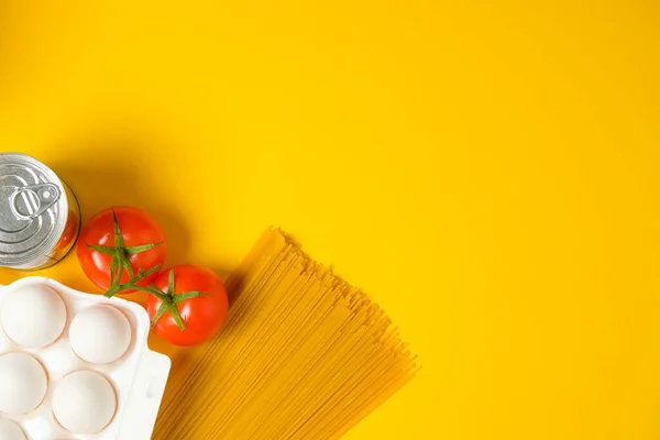 Sarı arka planda yiyecek bağışları. Sosyal yardım. Boşluğu kopyala.