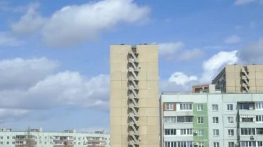 Bir taşra şehri üzerinde yüzen bulutların hızlandırılması. Balkonlu eski çok katlı evler..