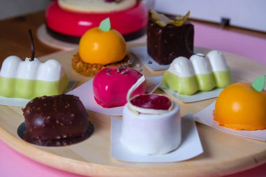 Ayna cilasıyla kaplı mini kremalı tatlı. Modern Avrupa pastası. Fransız mutfağı..