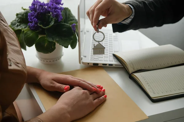 İş kadını yeni bir daire alıyor. Kız ve menajer kontrata girer, anahtarları emlakçıya devreder..