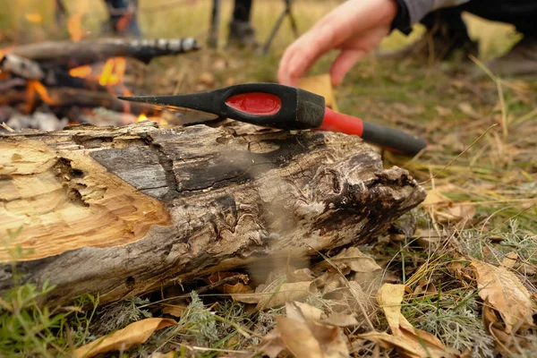 斧头和篝火 在树林里休息 游客营 — 图库照片