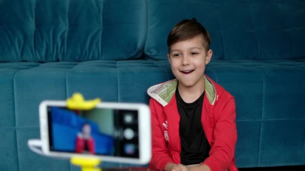 Selfie Çubuğu Olan Yakışıklı Çocuk Evde Telefonla Fotoğraf Çekiyor — Stok video