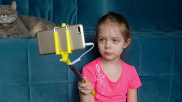 Niña Con Palo Selfie Toma Fotos Teléfono Casa — Vídeos de Stock