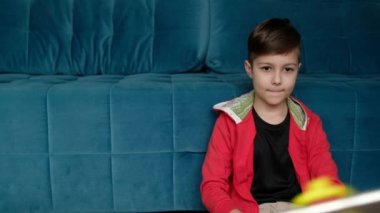 Yakışıklı çocuk telefonunda video blogu hazırlıyor. Çocuğun fotoğrafı selfie çubuğuyla çekiliyor..