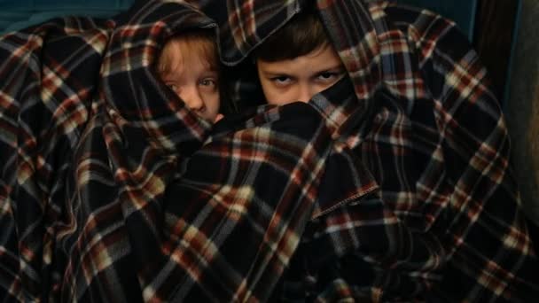 Enfants regardant la télévision la nuit. Jeune garçon et fille se cachent dans une couverture de peur . — Video