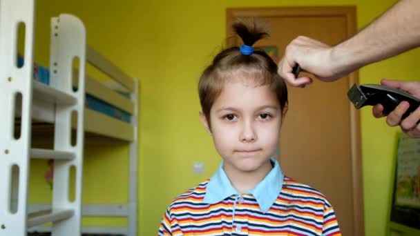 Bellissimo ragazzo in un negozio di barbiere. Padre che taglia i capelli del figlioletto con clipper. Coronavirus, quarantena, merluzzo19. — Video Stock