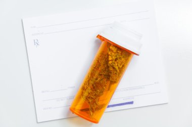 Tıbbi esrar esrar tomurcukları beyaz üstünde doktor