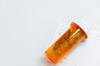Tıbbi esrar esrar tomurcukları beyaz üstünde doktor