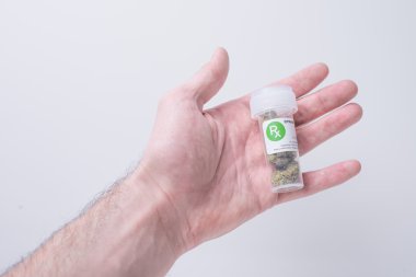 tıbbi esrar yakın tutan el