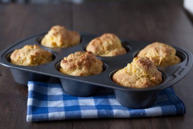 Ülke sıkıntılı ahşap masa üzerinde Muffin tavada Mısır ekmeği kek