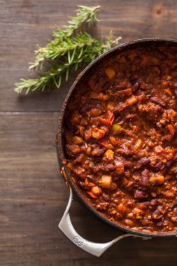 Rosemary ile hizmet demir tencerede organik vejeteryan Chili