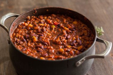 Rosemary ile hizmet demir tencerede organik vejeteryan Chili