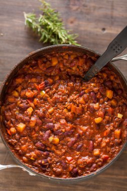 Rosemary ile hizmet demir tencerede organik vejeteryan Chili