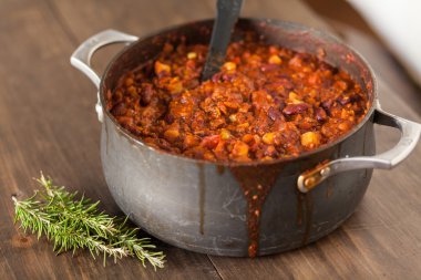 Rosemary ile hizmet demir tencerede organik vejeteryan Chili