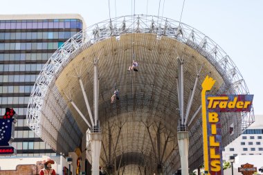 Las Vegas, Nevada - 22 Ağustos 2016: İnsanlar Fremont Street altında astar Zip