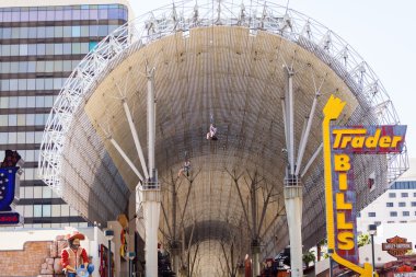 Las Vegas, Nevada - 22 Ağustos 2016: İnsanlar Fremont Street altında astar Zip