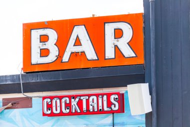 Bar ve Kokteyller Sign In Downtown City.