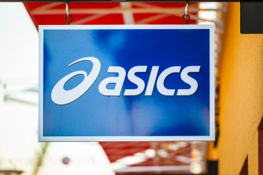 Las Vegas, Nevada - 22 Ağustos 2016: Asics Logo Mağaza Cephesinde