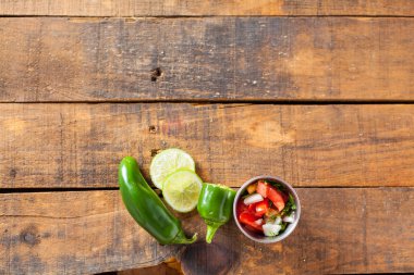 Lezzetli bir ev domates, soğan, kireç, kişniş ve jalapeno ile salsa pico de gallo yaptı.