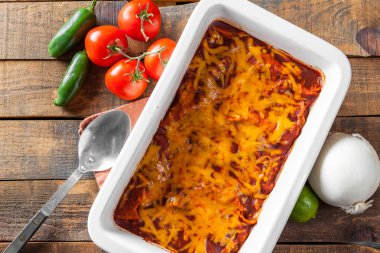 Tavuk Enchiladas yemek pişirme güveç içinde hizmet