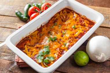 Tavuk Enchiladas yemek pişirme güveç içinde hizmet