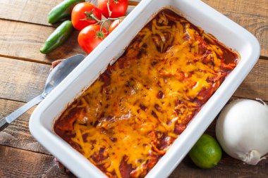 Tavuk Enchiladas yemek pişirme güveç içinde hizmet