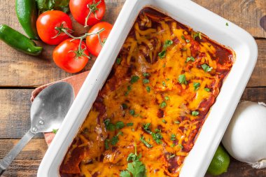 Tavuk Enchiladas yemek pişirme güveç içinde hizmet