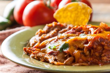 Tavuk Enchilada Meksika yemeği güveç rustik yeşil tabakta