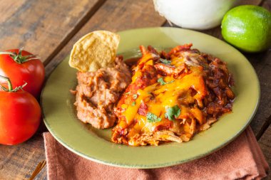 Tavuk Enchilada Meksika yemeği güveç rustik yeşil tabakta