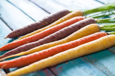 Renkli mavi ahşap doku tablo arka plan üzerinde organik çiğ havuç