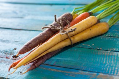 Organik Ham Havuç Demet Renkli Mavi Ahşap Doku Tablo Bağlı