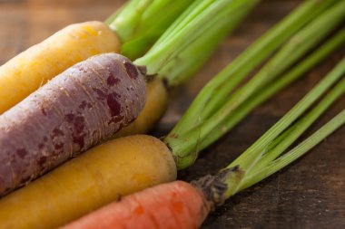 Vintage rustik ahşap doku masaya organik çiğ havuç kapat