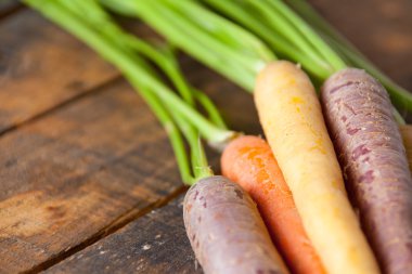 Vintage rustik ahşap doku masaya organik çiğ havuç kapat