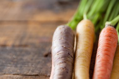 Vintage rustik ahşap doku masaya organik çiğ havuç kapat