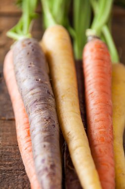 Vintage rustik ahşap doku masaya organik çiğ havuç kapat