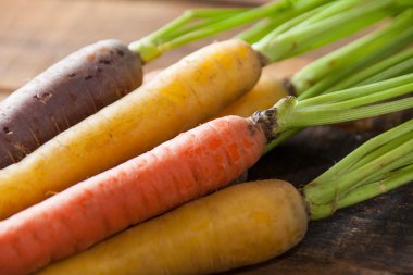 Vintage rustik ahşap doku masaya organik çiğ havuç kapat