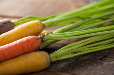 Vintage rustik ahşap doku masaya organik çiğ havuç kapat
