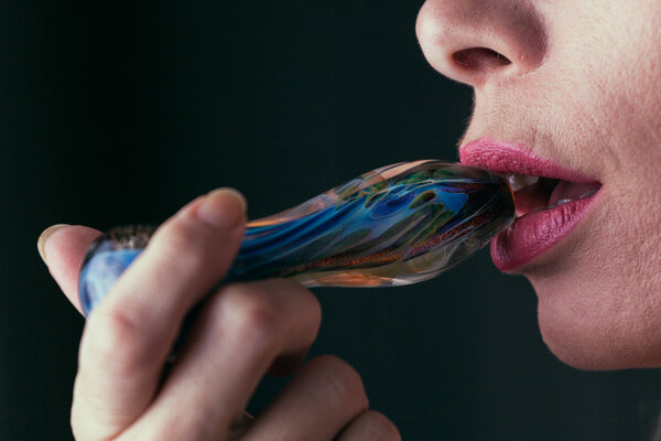 Женщина, курящая медицинскую марихуану. Селективный фокус
.